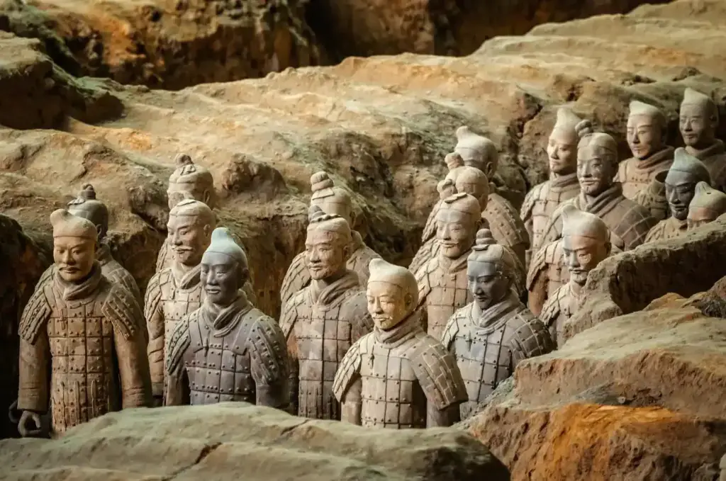 Terrakotta Armee bei Xi'an mit detailreichen Tonkriegern aus der Qin Dynastie, einem der bekanntesten archäologischen Schätze Chinas.