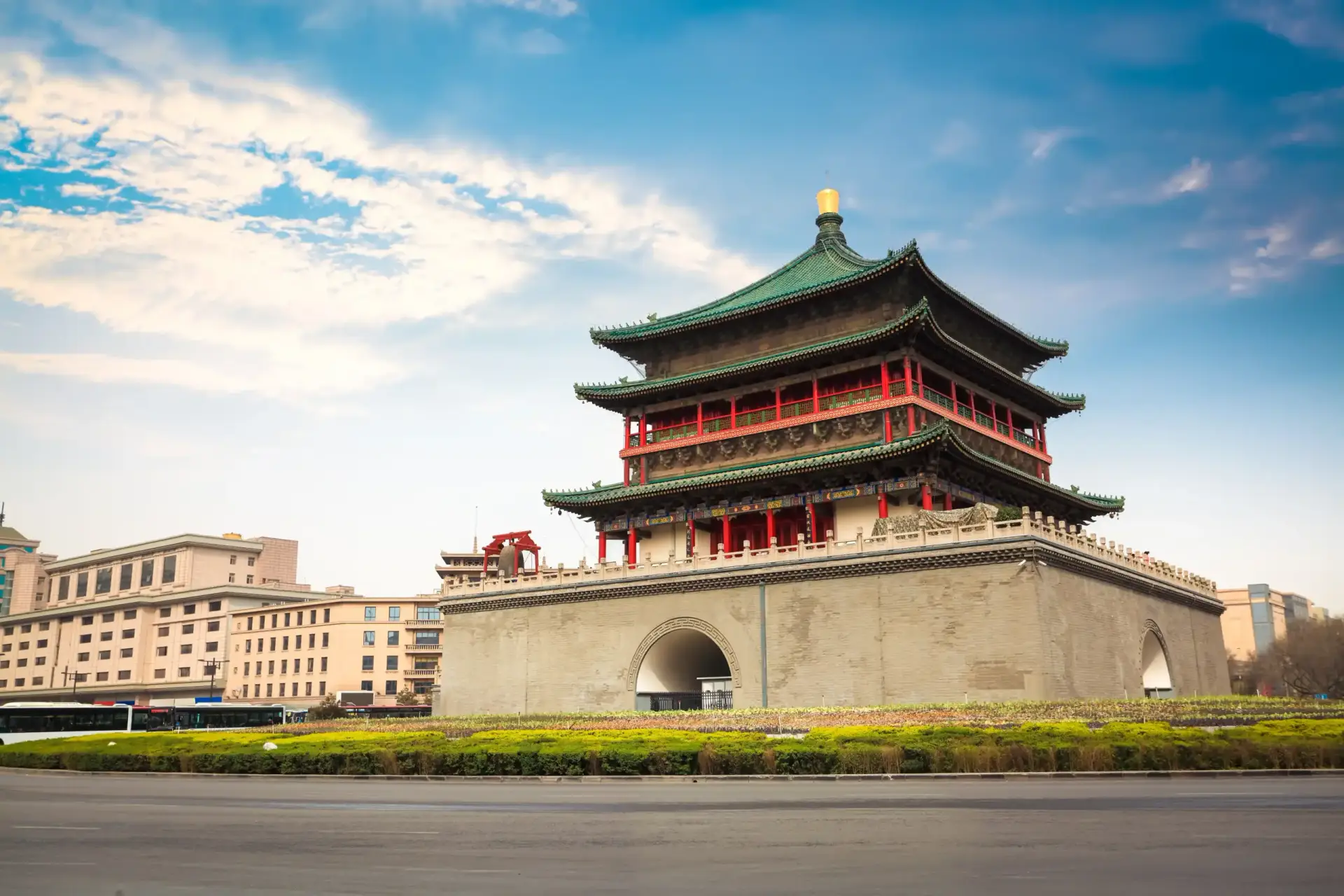 Glockenturm von Xi'an mit traditioneller chinesischer Architektur, markantem Dach und historischem Stadtbild unter weitem Himmel.