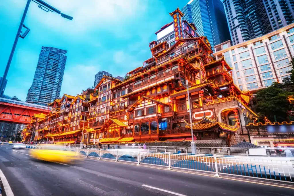Chongqing bei Nacht: Zwischen beleuchteter traditioneller Architektur, Hochhäusern und mehrstöckigen Verkehrswegen zeigt sich die Megacity von ihrer spektakulären Seite.