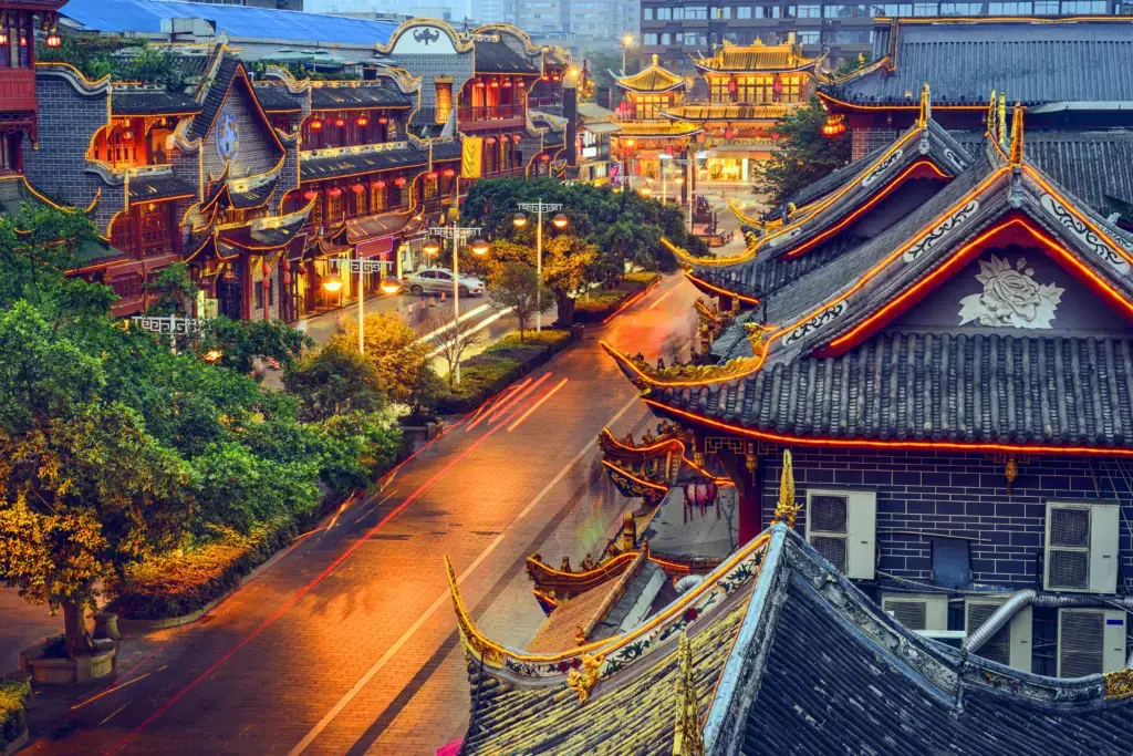 Nachtaufnahme der historischen Qintai-Straße in Chengdu, China, mit beleuchteten traditionellen Bauwerken im Pagodenstil und roten Laternen.